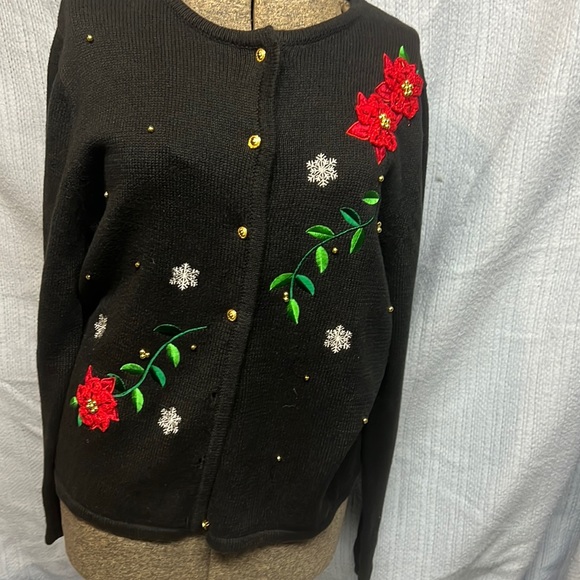 Beautiful ladies holiday sweater worn only once new condition - Picture 1 of 3